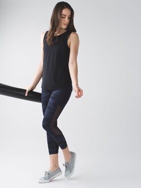 Lululemon seek the heat crop Size 6